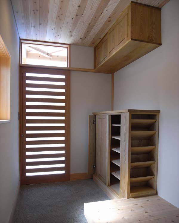 三角地の下足収納.jpg